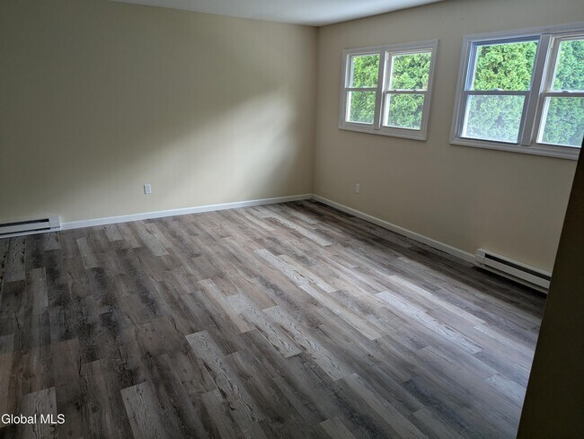 Building Photo - 28 Clubhouse Dr