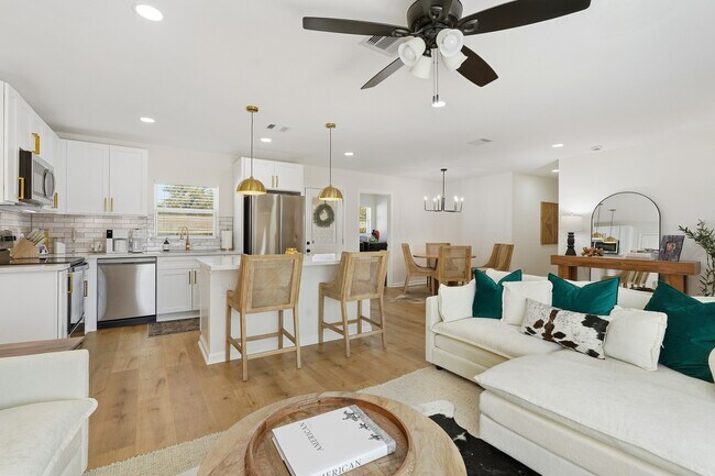 Building Photo - 712 E Kuehn St