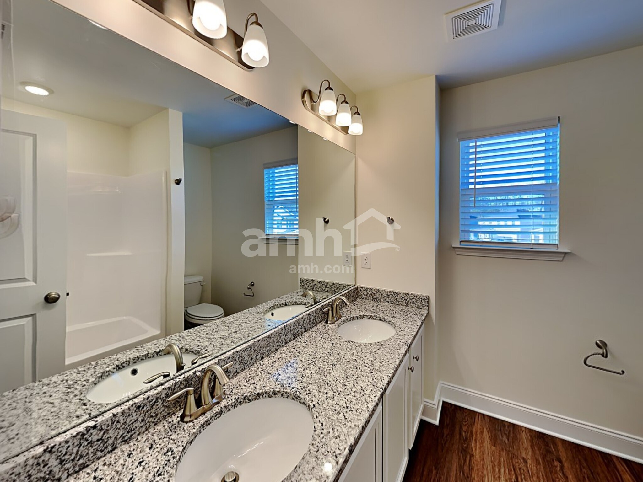 Building Photo - 1331 Lomond Dr