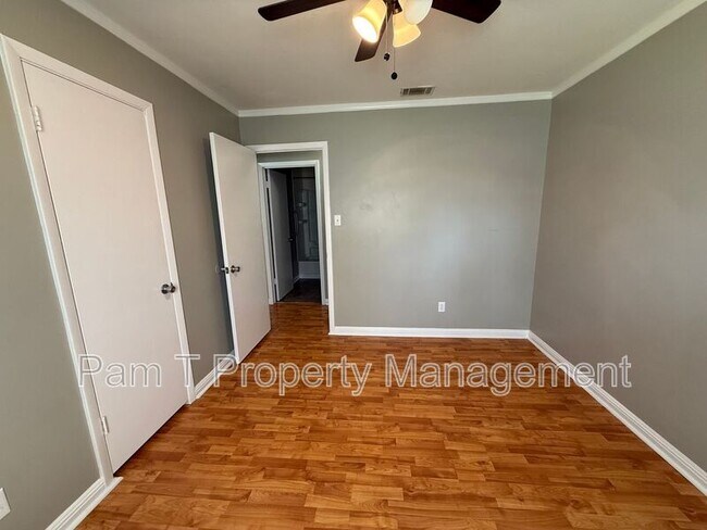 Building Photo - 211 Holiday Dr