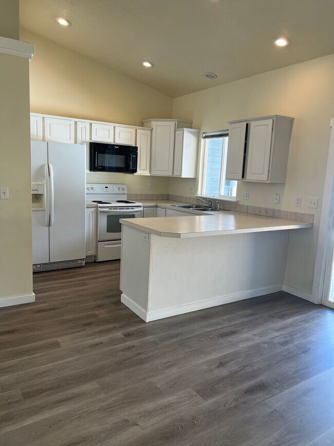 Building Photo - Coming soon! 3 bed single family home on a court