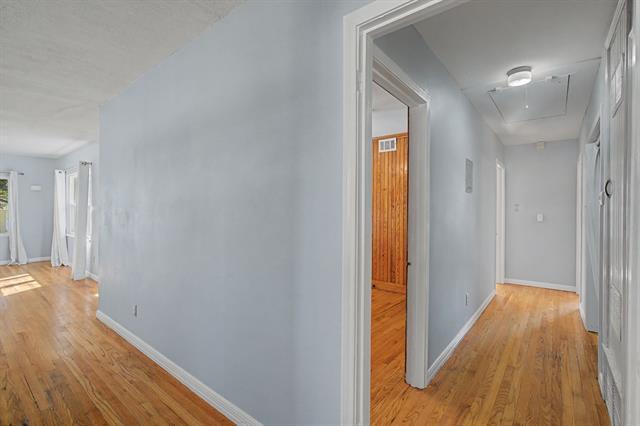 Building Photo - 422 N Pecan St