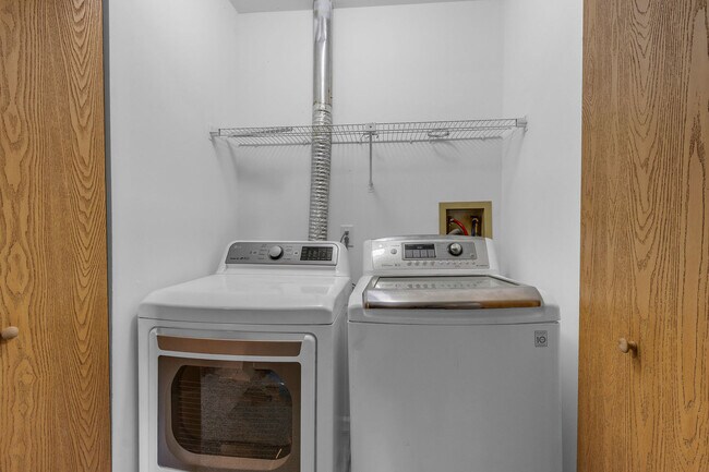 Building Photo - 2S601 River Oaks Dr