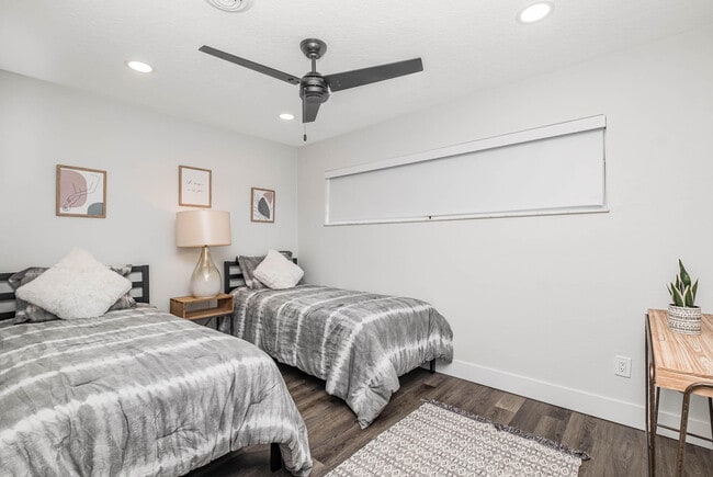 Building Photo - 320 Jamaica Dr