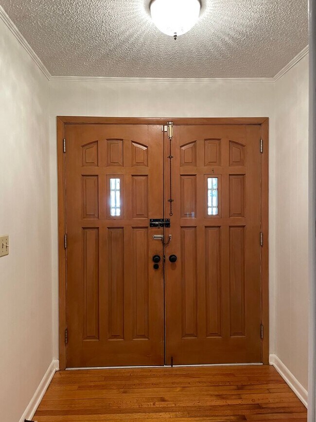 Building Photo - Charming Winter-Ready Home – Yours for $1,825/mo