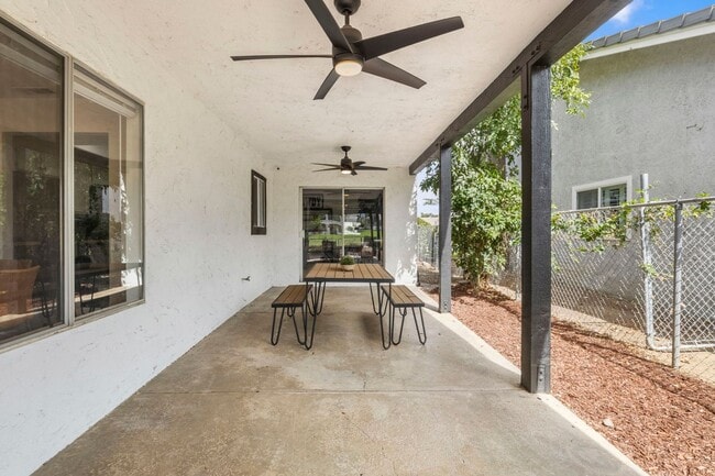 Building Photo - CANYON LAKE 3 BED 2 BATH ON GOLF COURSE