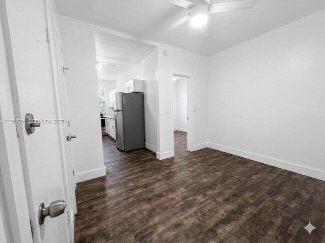 Building Photo - 317 W 28th St