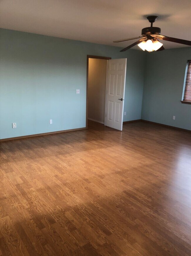 Building Photo - ***PENDING APPLICATION***Beautiful 3 Bedroom Home with Massive Garage and Bonus Room