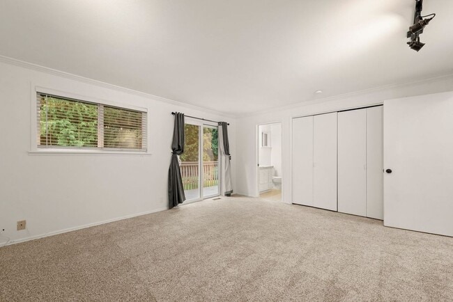 Building Photo - Beautiful & stunning 6-bed, 3-bath house in Edmonds for rent!