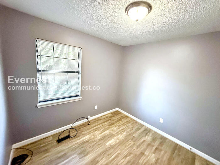 Building Photo - 2225 Cheshire Dr