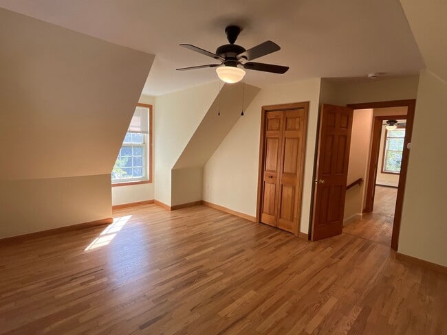Building Photo - 3 Bedroom, 2 bath home newly renovated wit...