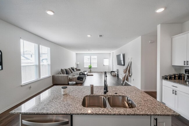 Building Photo - Beautifully Maintained Single-Story Home i...
