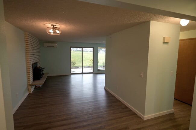 Building Photo - 1 bed 1 bath condo in 55+ community: ALL Utilities included!