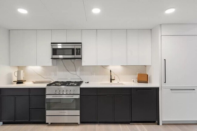 Building Photo - Parking Included + Amenities + 1.5 Month F...