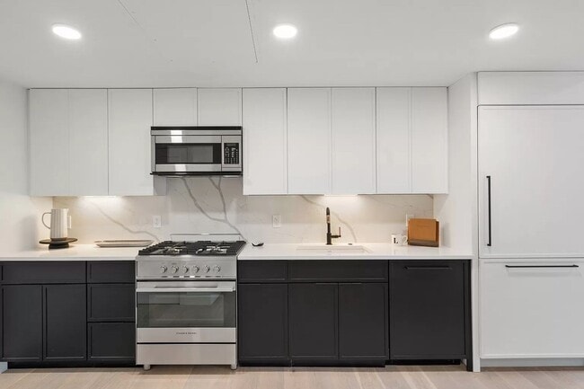 Building Photo - Studio with Laundry in Unit; Gym on Site! Pet-friendly