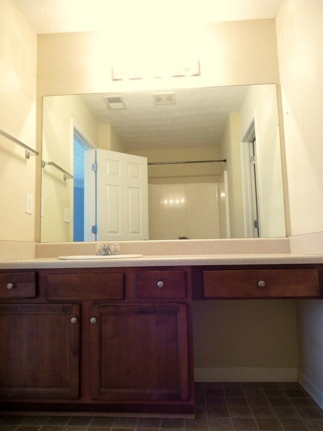 Building Photo - Step to the sophisticated side!