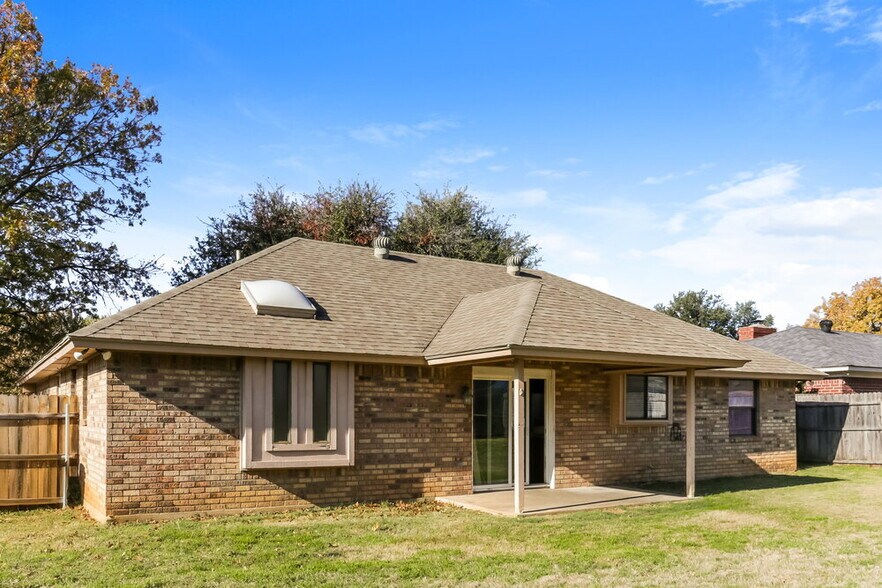 Building Photo - 7933 Clear Brook Cir