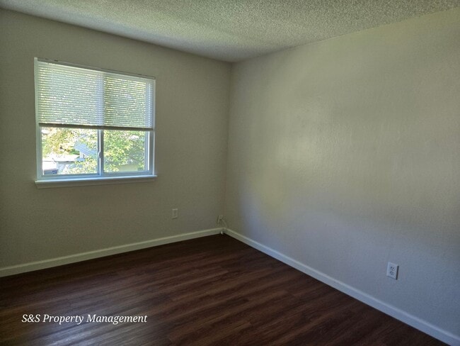 Building Photo - 8879 Salmon Falls Dr