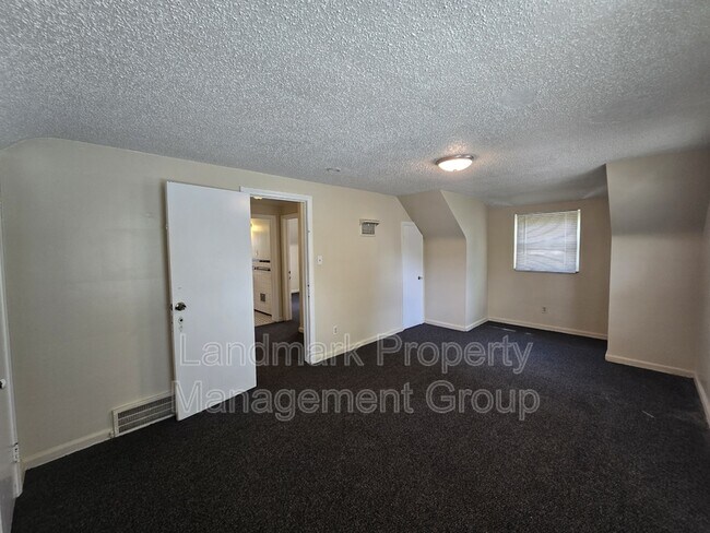 Building Photo - 15205 Maplewood Ave