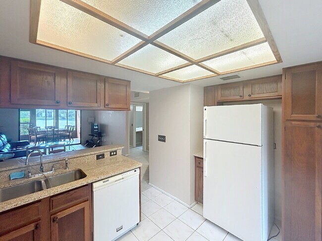 Building Photo - 217 Woodlake Wynde