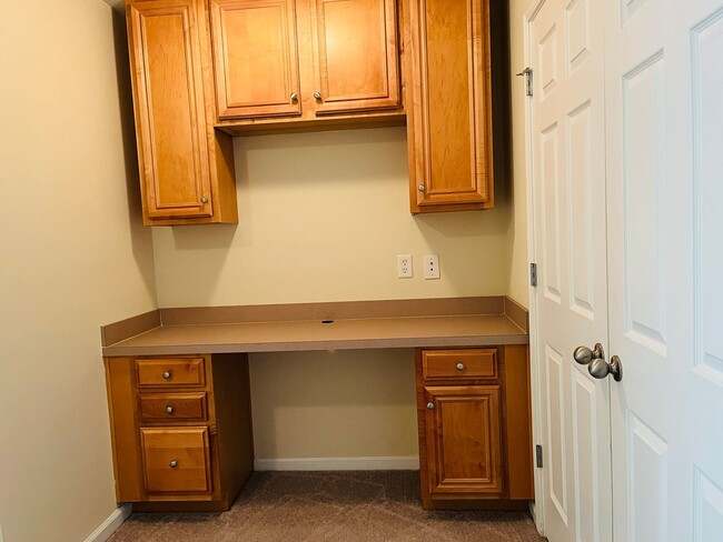 Building Photo - HOA community, swim/tennis, 2 bed, 2bath, ...