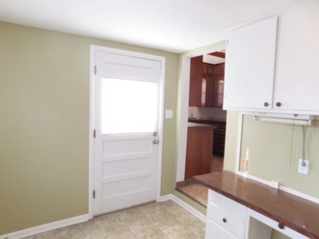 Building Photo - Spacious 3 bedroom/1 bath home in El Dorado!