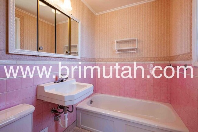 Building Photo - 2630 Lincoln Ln