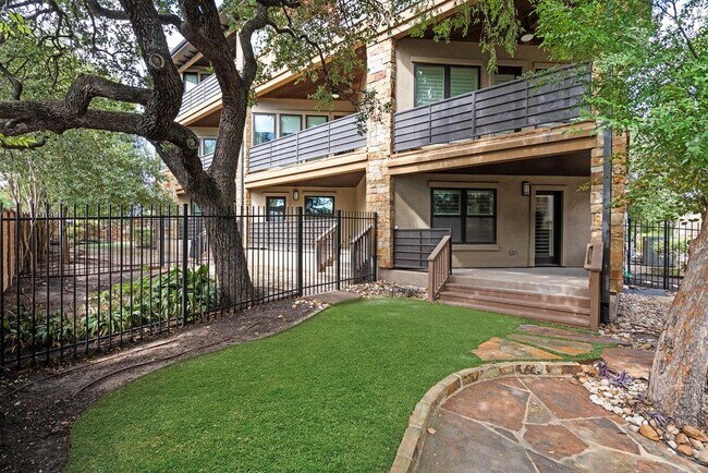 Building Photo - 6533 E Hill Dr