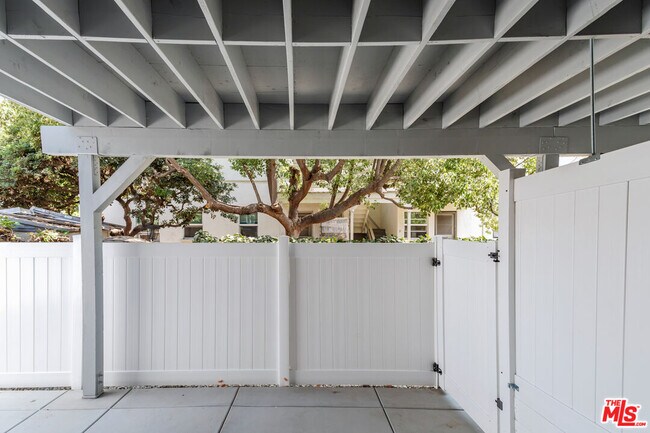 Building Photo - 1812 W Glenoaks Blvd