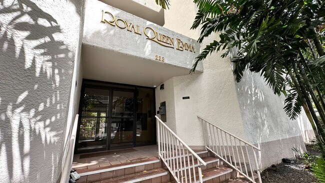 Primary Photo - SPACIOUS 2 BED/2 BATH/1 PRKG & WASHER/DRYE...