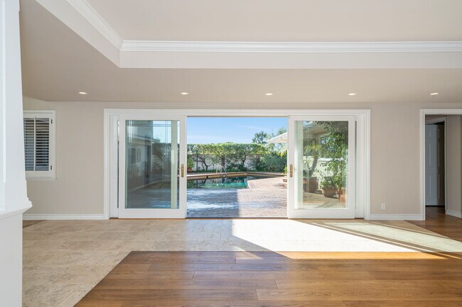 Building Photo - 14972 Camarosa Dr
