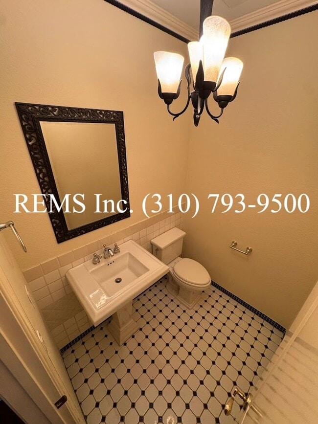 Building Photo - Refurbished Townhome with Laundry Hookups ...