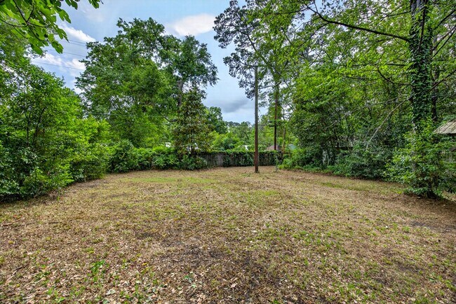 Building Photo - 2218 Holt Dr