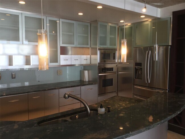 Building Photo - 1408 Brickell Bay Dr