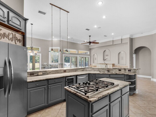 Building Photo - Gorgeous 3B/2.5B Home in Emerald Lakes Gat...
