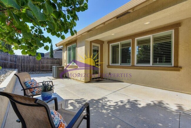 Building Photo - Beautiful 3 Bed 2.5 Bath 1,983sqft single family home with New LVP Flooring & 3-Car Garage in Ana...