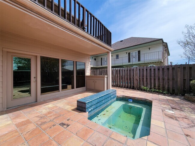Building Photo - 4717 Country Club View