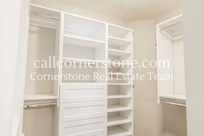 Building Photo - 4640 Kashmire Dr