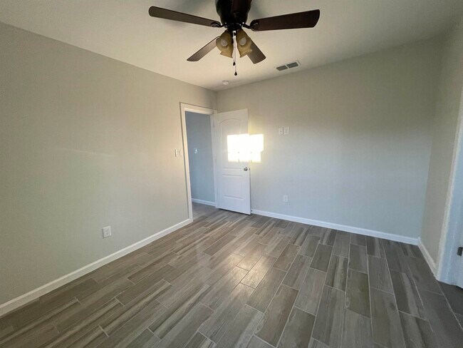 Building Photo - 5527 Conroe St