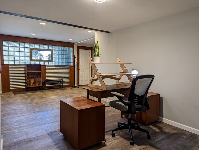 Building Photo - 600 Woodside Rd