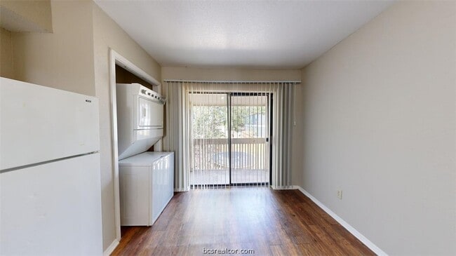 Building Photo - 301 Manuel Dr