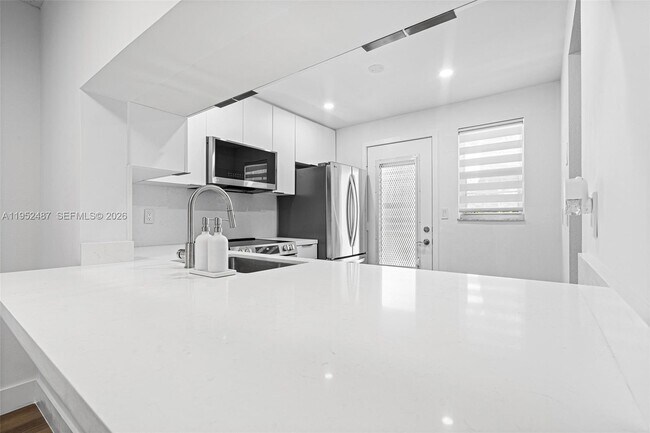 Building Photo - 901 NE 14th Ave