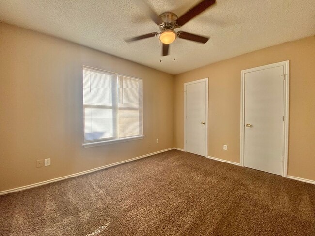 Building Photo - 3 bed 1.5 bath now available.