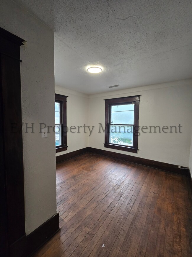 Building Photo - 1305 S Water St