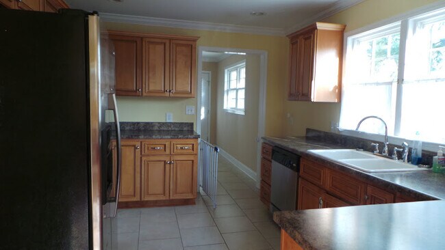 Building Photo - ~~~ Pretty Updated Brick Ranch ~~~