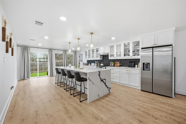 Building Photo - 508 W White Ave