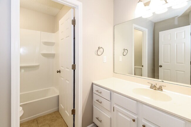 Building Photo - 6550 Hickory Crest Dr