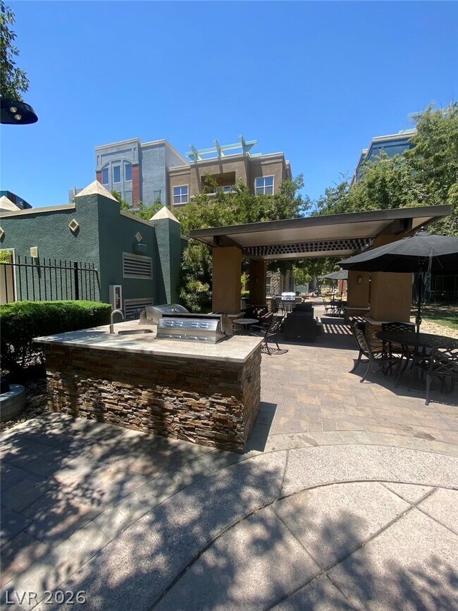 Building Photo - 20 E Serene Ave