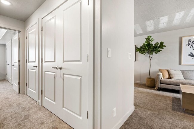 Building Photo - Top Floor 2 Bed 1 Bath