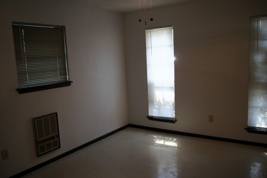 Building Photo - 1213 Frederick Dr